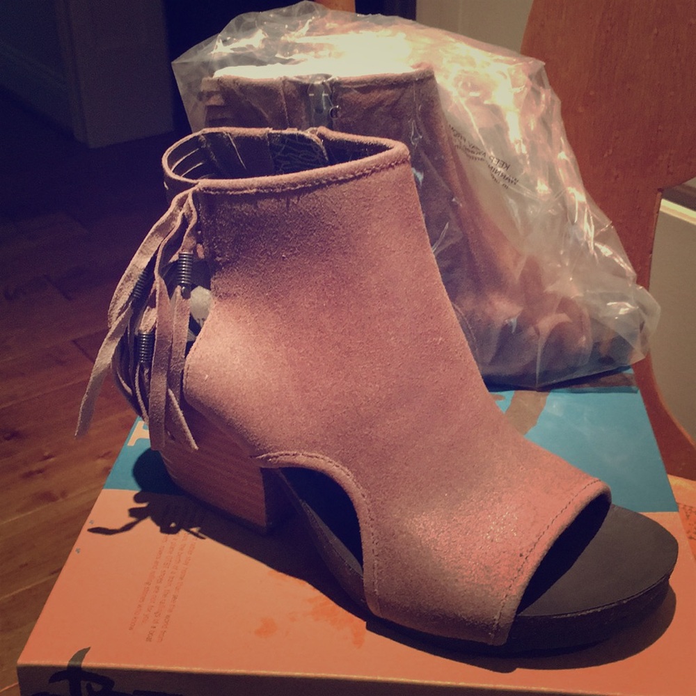 OTBT “Free Spirit” fringed mule in Stone. 7.5